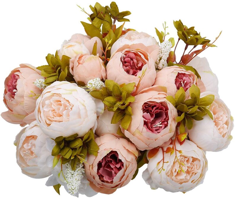 Puede incluir: Un ramo de peon&iacute;as rosas artificiales con hojas verdes y flores blancas.
