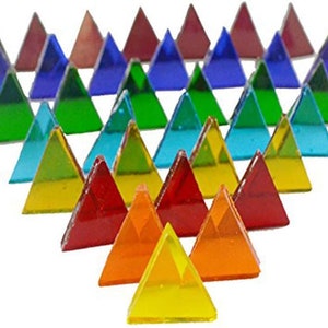 Puede incluir: Un arcoíris de azulejos triangulares de vidrio dispuestos en forma de pirámide. Los azulejos son translúcidos y tienen una variedad de colores, incluyendo rojo, naranja, amarillo, verde, azul y morado.