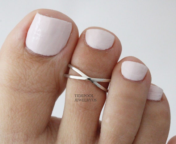 Toe rings enhance the beauty of feet, know its latest trends
