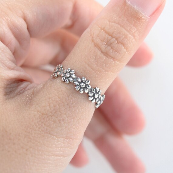 Daisy band ring deals