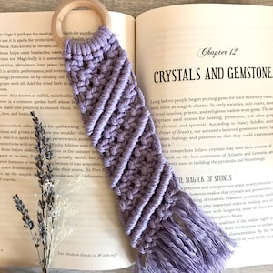 Marcapáginas de macramé de lavanda hecho a mano