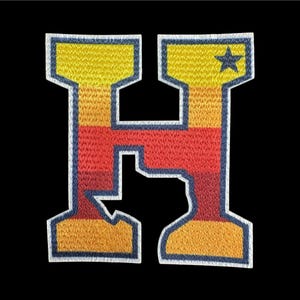 Peut inclure: Écusson brodé avec un grand "H" en dégradé de jaune, orange et rouge, avec une étoile bleue et un contour du Texas. Le patch a une bordure blanche et est posé sur un fond noir.