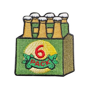 Könnte beinhalten: Gestickter Aufnäher mit einem Sixpack Bierflaschen. Die grüne Schachtel hat einen gelben Kreis mit der roten Zahl "6" und ein Banner mit der Aufschrift "PACK". Die Bierflaschen sind hellbraun mit weißen Kronkorken.