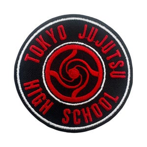 Peut inclure: Écusson rond noir avec bordure blanche et lettrage rouge. Le texte indique "TOKYO JUJITSU HIGH SCHOOL". Le centre présente un motif en spirale rouge. Idéal pour les passionnés d'arts martiaux.