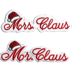 Puede incluir: Dos parches bordados con las palabras "Mrs. Claus" y "Mr. Claus" en escritura roja. Cada parche presenta un gorro de Papá Noel. Los parches son blancos con costuras rojas, ideales para manualidades navideñas.