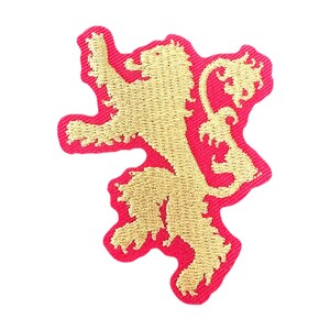 Puede incluir: Parche bordado con un diseño de león dorado sobre fondo rojo. El león está representado en estilo heráldico, con costuras detalladas. El parche tiene un borde rojo, adecuado para ropa o accesorios.