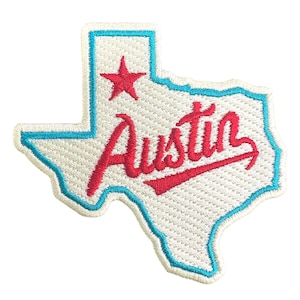 Puede incluir: Parche bordado con la forma de Texas, con fondo blanco y borde turquesa. La palabra "Austin" está escrita en rojo, y una estrella roja está en la esquina superior izquierda.