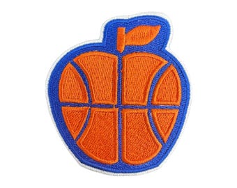 Peut inclure: Écusson brodé représentant un ballon de basket à l'intérieur d'une pomme. L'écusson a une bordure et un fond bleus, avec un motif de ballon de basket orange. La tige et la feuille sont également orange. L'écusson est conçu pour être thermocollé.