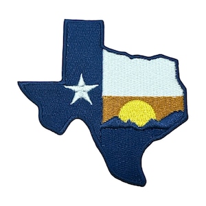 Peut inclure: Écusson brodé en forme du Texas. Le côté gauche est bleu marine avec une étoile blanche. Le côté droit présente un paysage avec un soleil jaune, des collines brunes et un ciel blanc. Ce patch est idéal pour les vestes, les sacs ou autres articles en tissu.
