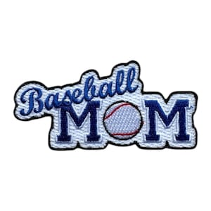 以下が含まれることがあります： 白地に青い刺繍で「Baseball Mom」と刺繍されたパッチ。中央には赤いステッチの白い野球ボールが刺繍されています。