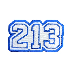 Könnte beinhalten: Ein blau-weiß gestickter Aufnäher mit der Zahl "213". Die weißen Zahlen haben einen blauen Umriss und Rand. Der Aufnäher hat eine rechteckige Form mit abgerundeten Ecken.