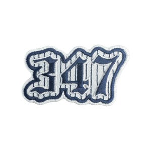 Może przedstawiać: Rustykalny drewniany znak z napisem "Welcome to our home" w stylu ręcznym. Znak ma postarzaną powierzchnię i prosty, zachęcający design, idealny do dekoracji wejścia.