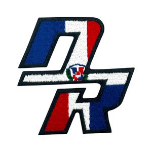 Puede incluir: Parche bordado con las letras "DR" en una fuente estilizada, con los colores de la bandera de la República Dominicana: rojo, blanco y azul.