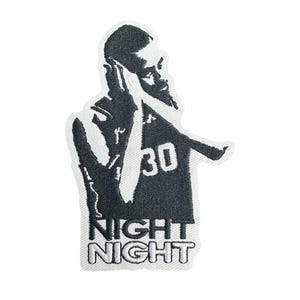 Peut inclure: Patch brodé noir et blanc d'un joueur de basket-ball avec le numéro 30 sur son maillot. Le texte "NIGHT NIGHT" est sous le joueur.