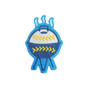 以下が含まれることがあります： 黄色いアクセントが付いた青いバーベキューグリルデザインの刺繍パッチ。 グリルは丸い形で、3本の脚と上から立ち上る様式化された煙があります。 衣類やアクセサリー用の楽しくて装飾的なパッチです。