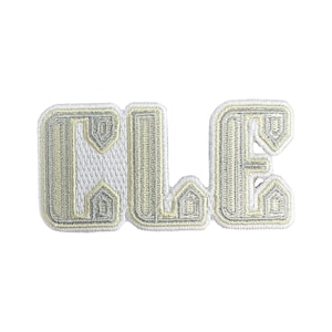 Op de afbeelding: Geborduurde patch met de letters "CLE" in een gestileerd lettertype. De letters zijn wit met een lichtgele omlijning en vulling. De patch heeft een witte rand op een witte achtergrond. Ideaal voor jassen of tassen.