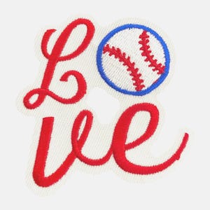 Może przedstawiać: Czerwone haftowane "Love" z białą piłką baseballową z czerwonymi szwami i niebieskim obramowaniem.
