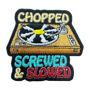 Könnte beinhalten: Gestickter Aufnäher mit einem Plattenspieler-Design. Der Aufnäher zeigt die Worte "CHOPPED" oben und "SCREWED & SLOWED" unten. Der Aufnäher hat einen schwarzen Rand, einen gelb-schwarzen Plattenspieler und türkisfarbenen und roten Text.