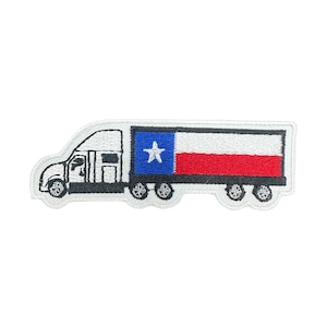 Puede incluir: Parche bordado con un diseño de camión blanco. El remolque muestra la bandera de Texas con un rectángulo azul y una estrella blanca, y rayas rojas y blancas. El parche tiene un borde blanco.