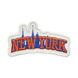 Może przedstawiać: Haftowana naszywka z napisem "NEW YORK" w kolorze pomarańczowym i niebieską sylwetką panoramy miasta. Naszywka ma białą obwódkę i zakrzywiony kształt, odpowiednia do nakładania na odzież lub akcesoria.