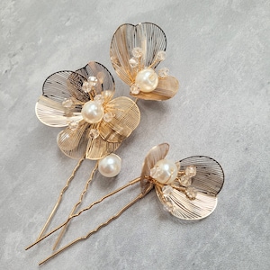 Set di due spille Copricapo floreale in metallo da sposa con foglia di fiori d'oro Copricapo con perle Regalo sposa Sposa minimalista Ballo di nozze ballo di fine anno chic vintage