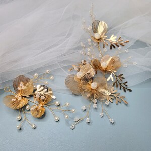Copricapo da sposa con petali dorati e foglie dorate, cheongsam, copricapo per la madre della sposa, sposa asiatica, gioielli per capelli da ballo per matrimonio