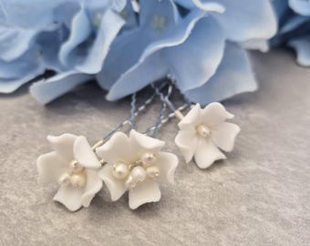 Set di 3 forcine per capelli da sposa, perle d'acqua dolce, piccole e delicate, fiore bianco in argilla ceramica, minimalista, mini forcina floreale con perle vere, copricapo da sposa