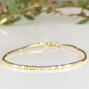 Morsecode armband, gepersonaliseerde 14k gold filled of sterlingzilveren armband, geheime boodschap sieraden, verborgen woorden cadeau voor beste vriend