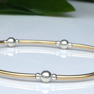 Elegancia atemporal: Pulsera de oro y plata de 14k: joyería versátil y elegante para cada ocasión.