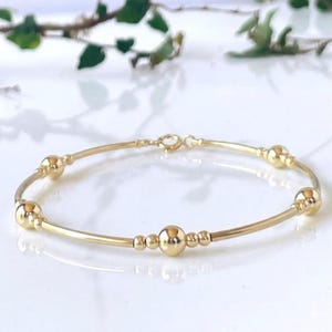 Zeitloser 14k Goldarmreif, minimalistisches Goldarmband, eleganter schlanker Schmuck für den Alltag