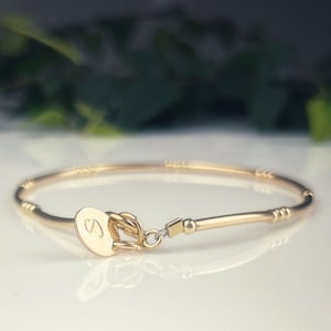 Brazalete con letras personalizadas, brazalete de oro con iniciales personalizadas, joyería con disco estampado con monograma, regalo de aniversario para esposa, regalo de cumpleaños para mamá