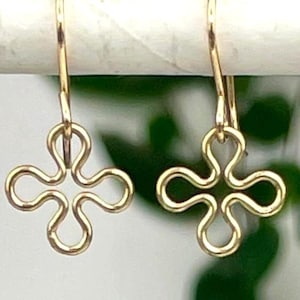 Złote wiszące kolczyki, ręcznie robione kwiatowe krople, prezent dla matki, symbol kwiatu empatii dla córki szwagierki, emblemat koniczyny