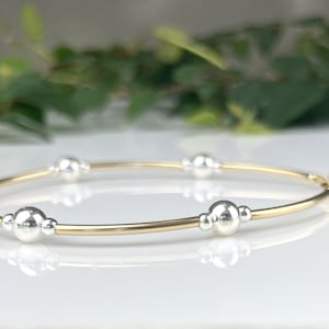 Pulsera con disco de oro grabado con inicial: brazalete con monograma de cuentas de 14 k estampado a mano, joyería personalizada apilable, pieza de letra individual personalizada