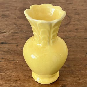 Vintage Camark Pottery Yellow Fluted Vase 1930s Art Deco Scalloped Bud Vase, Antique Arkansas Art Pottery, Mid Century Modern Cabinet Vase