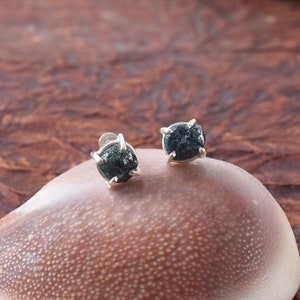 Aretes de diamantes azules, aretes de diamantes en bruto, aretes de canasta con rosca de diamantes, aretes de diamantes en bruto, regalo de joyería de diamantes, piedra natal de abril
