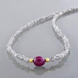 Halsband med naturlig grå diamant och rubin, sterlingsilver, oslipade nuggets, smycken i rå diamant, gåva