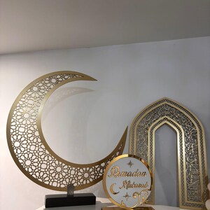Grande decorazione a mezzaluna per il Ramadan, base in legno massello, arte islamica da tavolo