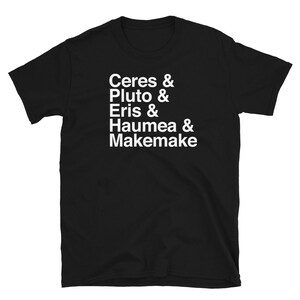 Puede incluir: Camiseta negra con texto blanco que dice "Ceres & Plutón & Eris & Haumea & Makemake"