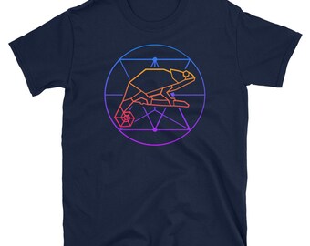 Könnte beinhalten: Ein marineblaues T-Shirt mit einem geometrischen Design eines Chamäleons in einem Kreis. Das Chamäleon ist in einem Regenbogen-Farbverlauf umrandet.