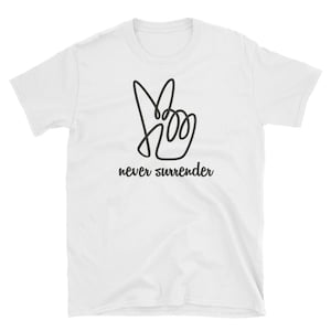 Winston Churchill Inspirational T-Shirt (Unisex) / WWII Tee Shirt & Battle of Britain History Gift - &quot;Never Surrender&quot;