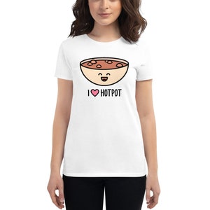 Puede incluir: Camiseta blanca para mujer con una ilustración de dibujos animados de un tazón de fondue china con una cara sonriente. El texto "I ♥ HOTPOT" está impreso debajo del tazón.