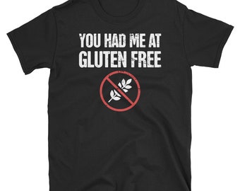 Puede incluir: Camiseta negra con texto blanco que dice "You had me at gluten free" y un círculo rojo con una barra oblicua blanca sobre una espiga de trigo.