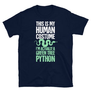 Peut inclure: Un t-shirt bleu marine avec du texte blanc qui dit "This is my human costume I'm actually a green tree python". Le texte est dans un style de police distressé.