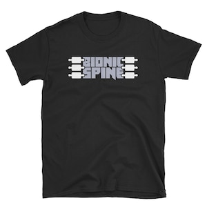 Puede incluir: Camiseta negra con un gráfico blanco que dice "Bionic Spine" con un diseño estilizado de una columna vertebral.