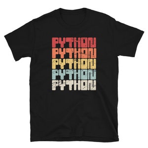 Puede incluir: Camiseta negra con la palabra "PYTHON" apilada cinco veces en una fuente retro. El texto está en un estilo desgastado con un degradado de color rojo, naranja, amarillo, azul y blanquecino.