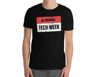 Puede incluir: Una camiseta negra con una señal de advertencia roja y blanca que dice "WARNING TECH WEEK".