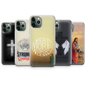 Könnte beinhalten: Satz mit vier transparenten Handyhüllen mit verschiedenen religiösen Designs. Die Designs beinhalten ein Kreuz, einen Löwen, eine Grafik mit betenden Händen und einen geflügelten Engel mit dem Text "I AM HOLY ONE THE WAY THE TRUTH THE LIFE SAVIOR LORD RABBI IMMANUEL US CHRIST".