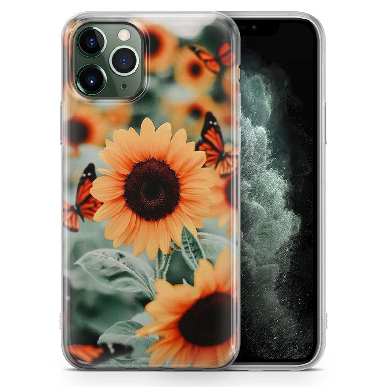 Puede incluir: Una funda transparente para tel&eacute;fono con un dise&ntilde;o de girasoles y mariposas. Los girasoles son amarillos con centros marrones y las mariposas son naranjas con marcas negras.