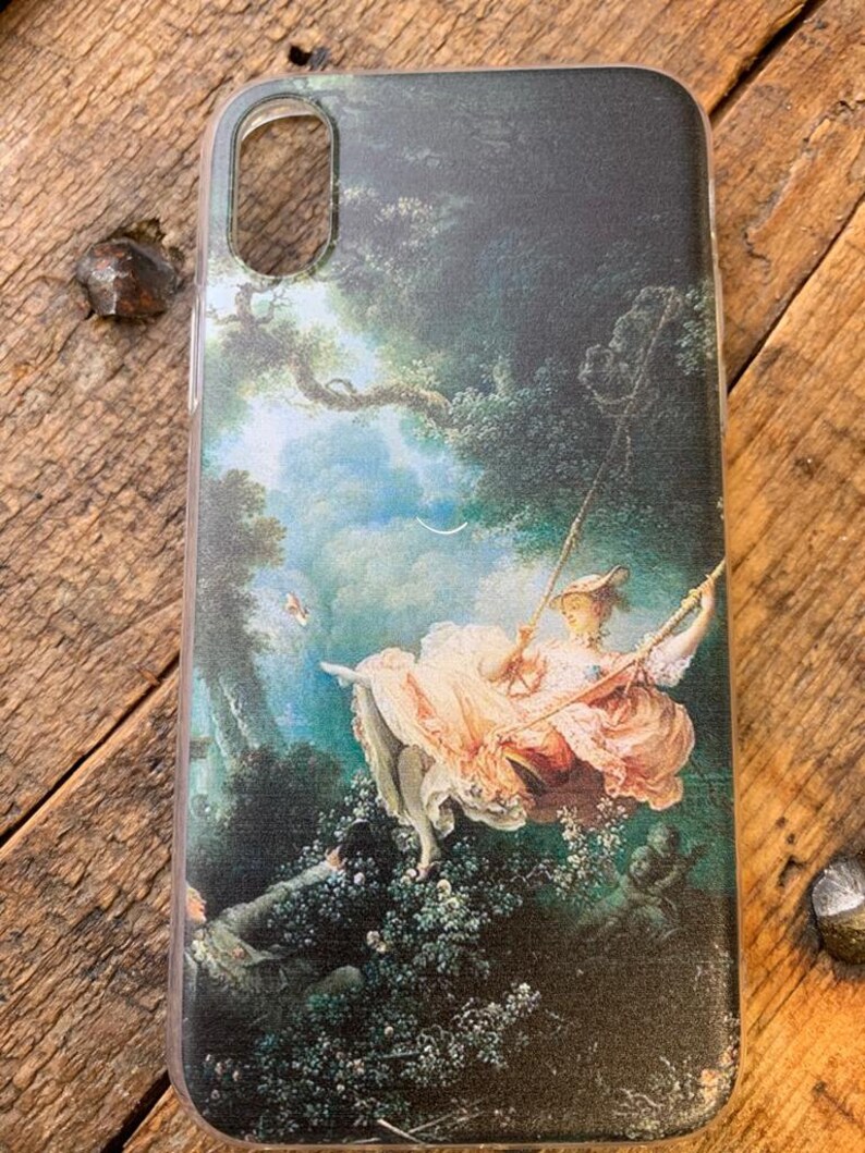 Puede incluir: Una funda de tel&eacute;fono con una pintura de una mujer en un columpio en un entorno de bosque. La mujer lleva un vestido rosa y un sombrero blanco. La pintura es de estilo cl&aacute;sico.