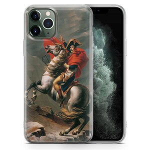 Puede incluir: Una funda transparente para tel&eacute;fono con una pintura de Napole&oacute;n Bonaparte a caballo blanco. La pintura est&aacute; ambientada en un cielo nublado y un paisaje monta&ntilde;oso. La funda tiene un recorte para la lente de la c&aacute;mara.